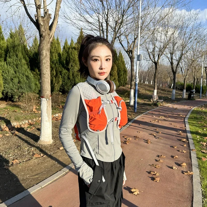 Mochila ligera para correr con chaleco de hidratación, ideal para senderismo, ciclismo y correr.