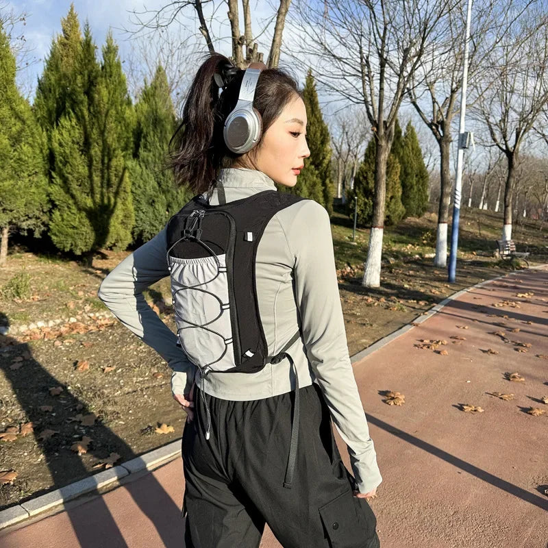 Mochila ligera para correr con chaleco de hidratación, ideal para senderismo, ciclismo y correr.